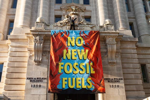 News Themen der Woche KW16 News Bilder des Tages Extinction Rebellion Earth Day demonstration against fossil fuels A member of Extinction Rebellion drops a banner from the second story of the John Wilson building, where the Washington, DC city offices are located. For Earth Day, the group held a rally and march to protest against fossil fuels in general, and to demand specifically demanded that the city refuse to permit Washington Gas to expand its methane delivery infrastructure. She was removed by the DC Fire Department and immediately arrested by DC police. Extinction Rebellion declined to provide her name. Washington DC United States  Copyright: xAllisonxBaileyx originalFilename: bailey-extincti220422_np0nI.jpg