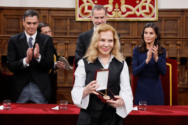 22-04-2022 Madrid Queen Letizia and King Felipe, wih Argentinian actress Cecilia Roth collecting the Miguel de Cervantes Award on behalf of Uruguayan author Cristina Peri Rossi who was unable to attend the awarding ceremony due to her health condition, during the Miguel de Cervantes, Spanish literature 2021 prize to Cristina Peri Rossi in the auditorium of the university of Alcala, Alcala de Henares, in Madrid. No Spain Â  Copyright: xPPEx