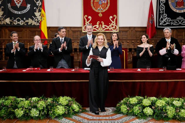22-04-2022 Madrid Queen Letizia and King Felipe, wih Argentinian actress Cecilia Roth collecting the Miguel de Cervantes Award on behalf of Uruguayan author Cristina Peri Rossi who was unable to attend the awarding ceremony due to her health condition, during the Miguel de Cervantes, Spanish literature 2021 prize to Cristina Peri Rossi in the auditorium of the university of Alcala, Alcala de Henares, in Madrid. No Spain Â  Copyright: xPPEx