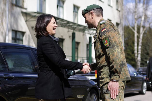 News Themen der Woche KW16 News Bilder des Tages (L-R) Annalena Baerbock (Buendnis 90 Die Gruenen), Bundesaussenministerin, besucht die NATO-Einsatzgruppe Enhanced Forward Presence . Hier aufgenommen bei der Begruessung durch Daniel Andrae, Kommandeur des eFP-Bataillons. Rukla, 22.04.2022. Rukla Lithuania *** L R Annalena Baerbock Buendnis 90 Die Gruenen , Federal Minister of Foreign Affairs, visits the NATO task force Enhanced Forward Presence Here taken at the welcome by Daniel Andrae, Commander of the eFP Battalion Rukla, 22 04 2022 Rukla Lithuania Copyright: xJaninexSchmitz photothek.dex