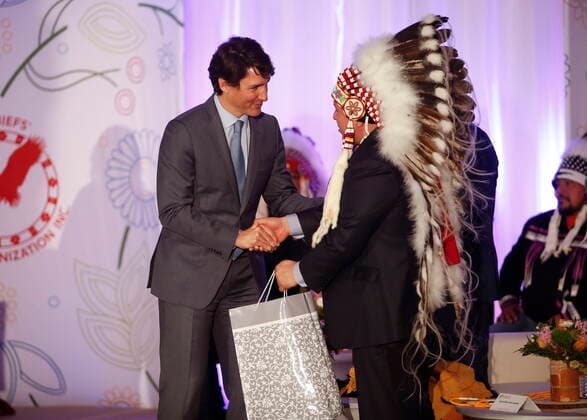Bilder des Jahres 2022, News 04 April News Themen der Woche KW16 News Bilder des Tages April 22, 2022, WINNIPEG, MANITOBA, CANADA: Prime Minister Justin Trudeau gives a gift to Southern Chiefs Organization Grand Chief Jerry Daniels at a HudsonöÄÃ s Bay Company transfer ceremony in Winnipeg Friday, April 22, 2022. One of the landmark stores formerly run by the HudsonöÄÃ s Bay Company is about to undergo a major transformation in the name of reconciliation with Indigenous people. WINNIPEG CANADA  - ZUMAc35_ 20220422_zaf_c35_027 Copyright: xJohnxWoodsx