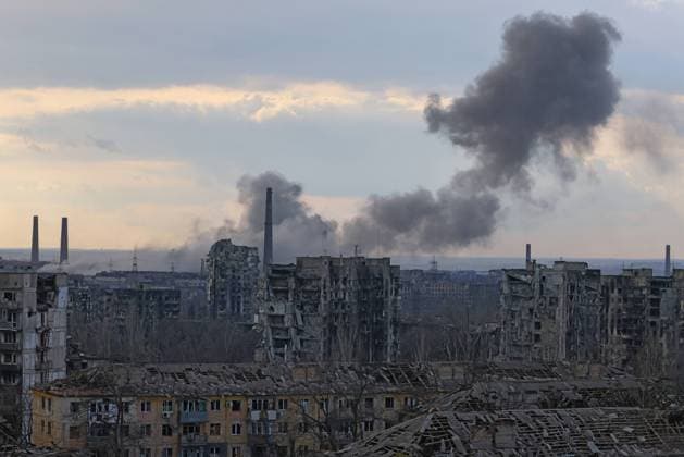 Ukraine-Krieg, Jahrestag der Invasion, Chronologie der Ereignisse, Archivbilder News Bilder des Tages Ukraine-Konflikt, EindrÃ¼cke aus Mariupol MARIUPOL, DONETSK REGION, UKRAINE - APRIL 22, 2022: A view of residential buildings damaged in shelling. The Russian Armed Forces are carrying out a special military operation in Ukraine in response to requests from the leaders of the Donetsk People s Republic and the Lugansk People s Republic. Peter Kovalev TASS  TS12DFCB