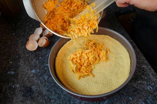 Schwäbische Küche, geraspelter Kürbis mit Ei-Sahnemasse in Backform füllen, Teig, Kürbiskuchen, Teigschaber, Rührschüsseln, Zubereitung, Gemüse, gesunde Küche, vegetarisch, Männerhand, Studioaufnahme, Foodfotografie, Deutschland, Europa *** Swabian cuisine, grated pumpkin with egg cream filling in baking dish, dough, pumpkin pie, dough scraper, mixing bowls, preparation, vegetables, healthy cuisine, vegetarian, man hand, studio shot, food photography, Germany, Europe Copyright: imageBROKER KatharinaxHild ibxkah08201935.jpg