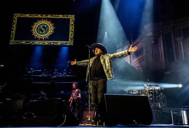 Bilder des Jahres 2022, Entertainment 04 April Entertainment Themen der Woche KW16 Entertainment Bilder des Tages April 22, 2022, London, England, United Kingdom: Italian blues singer and songwriter Zucchero smiles as he starts to perform for the second consecutive day and the sixth time at London Royal Albert Hall. .Zucchero recorded his first album in 1983 and achieved international success through his many collaborations with the likes of Luciano Pavarotti, John Lee Hooker, Miles Davis, B.B. King, Tom Jones and Sheryl Crow..April 2022 s live shows were rescheduled due to 2020 Covid-19 pandemic. London United Kingdom - ZUMAm203 20220422_zip_m203_008 Copyright: xSabrinaxMerollax