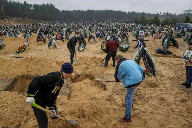 Ukraine-Krieg, Jahrestag der Invasion, Chronologie der Ereignisse, Archivbilder Bilder des Jahres 2022, News 04 April News Themen der Woche KW16 People buried their relatives in a cementery of Bucha, Ukraine, 22 April 2022. Multilateral organizations have expressed in recent days their shock at reports of the terrible atrocities committed by Russia in Ukrainian cities such as Bucha, Irpin and Mariupol, and at the Kramatorsk train station. Bucha s inhabitants buried their relatives !ACHTUNG: NUR REDAKTIONELLE NUTZUNG!  Copyright: xMIGUELxGUTIÉRREZx GRAF6543 20220423-51723717615c96839e0e9ebf277f25a30b2f60e9
