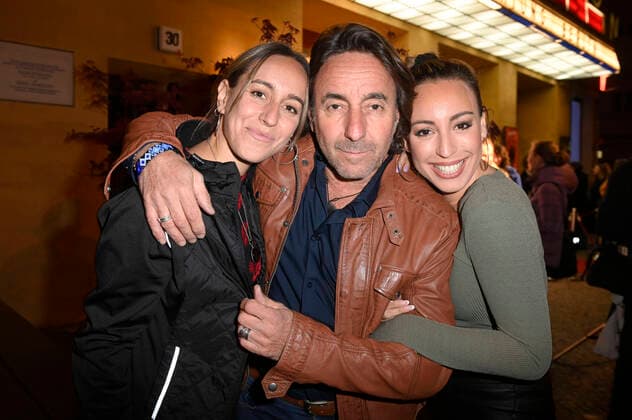 Entertainment Themen der Woche KW16 Dieter Landuris mit Töchtern Fanny Landuris und Isabella Luna Landuris bei der Premiere des Kinofilms Stand Up! Was bleibt, wenn alles weg ist auf den achtung berlin Filmfestival 2022 im Kino Babylon. Berlin, 22.04.2022 *** Dieter Landuris with daughters Fanny Landuris and Isabella Luna Landuris at the premiere of the feature film Stand Up Was bleibt, wenn alles weg ist at the achtung berlin Filmfestival 2022 at the cinema Babylon Berlin, 22 04 2022 Foto:xF.xKernx xFuturexImage