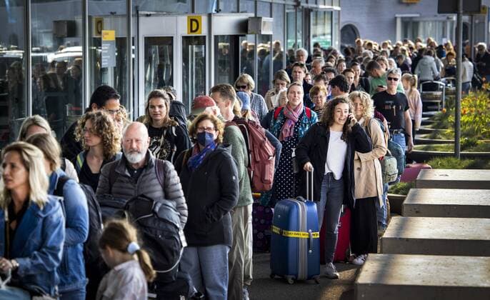 News Themen der Woche KW16 2022-04-23 09:44:34 SCHIPHOL - Travelers are standing in line outside a departure hall of Schiphol. A wild strike has broken out among KLM personnel responsible for loading and unloading luggage, among other things. The reason for the strike is that KLM wants to outsource part of the work of its staff to an independent handling company. ANP RAMON VAN FLYMEN netherlands out - belgium out *** 2022 04 23 09 44 34 SCHIPHOL Travelers are standing in line outside a departure hall of Schiphol A wild strike has broken out among KLM personnel responsible for loading and unloading luggage, among other things The reason for the strike is that KLM wants to outsource part of the work of its staff to an independent handling company ANP RAMON VAN FLYMEN n  Copyright: xx x447490647x originalFilename: 447490647.jpg