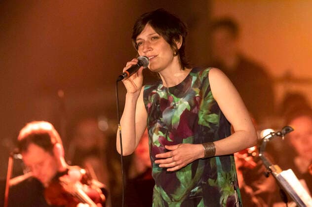Alin Coen live beim Jubiläumskonzert der STÜBAphilharmonie zu 20 Jahre Zughafen - der Kulturmeile im alten Güterbahnhof. Erfurt, 22.04.2022