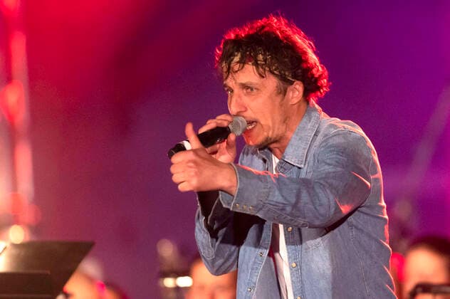 Norman Sinn live beim Jubiläumskonzert der STÜBAphilharmonie zu 20 Jahre Zughafen - der Kulturmeile im alten Güterbahnhof. Erfurt, 22.04.2022
