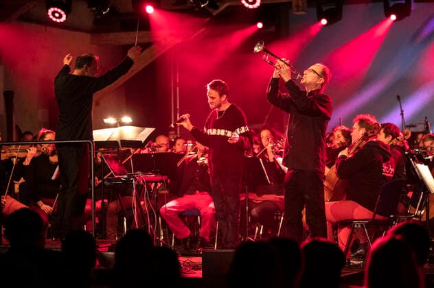 Clueso und Paul Brody live beim Jubiläumskonzert der STÜBAphilharmonie zu 20 Jahre Zughafen - der Kulturmeile im alten Güterbahnhof. Erfurt, 22.04.2022