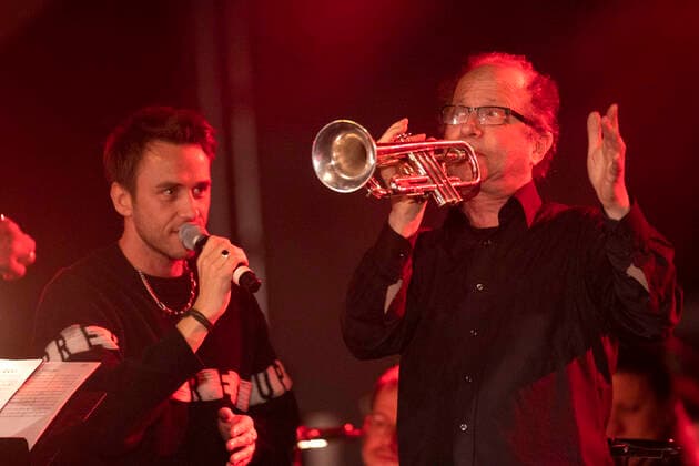 Clueso und Paul Brody live beim Jubiläumskonzert der STÜBAphilharmonie zu 20 Jahre Zughafen - der Kulturmeile im alten Güterbahnhof. Erfurt, 22.04.2022