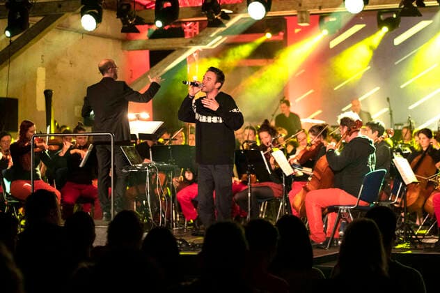 Clueso live beim Jubiläumskonzert der STÜBAphilharmonie zu 20 Jahre Zughafen - der Kulturmeile im alten Güterbahnhof. Erfurt, 22.04.2022