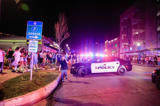 News Themen der Woche KW16 April 22, 2022, Bloomington, Indiana, United States: Members of law enforcement work at the scene of a shooting that left three wounded at the Kalao Night Club on North Walnut Street. Police also located a fourth gunshot victim at another location on 6th Street, but it was unclear if the shootings were related, and police are treating the scene as a separate investigation. Then awhile later police pursued a vehicle before it crashed on the campus of Indiana University. The vehicle s occupants ran on foot, it s unclear if the vehicle was connected to the shootings. Bloomington United States - ZUMAs197 20220422_zaa_s197_414 Copyright: xJeremyxHoganx