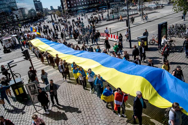 News Themen der Woche KW16 News Bilder des Tages Foran Koebenhavns Raadhus. Mindeceremoni og march for krigens ofre i Ukraine - fra Raadhuspladsen i Koebenhavn via Stroeget til den Ukrainske Ambassade loerdag den 23. april 2022.. , Copenhagen *** In front of Copenhagen City Hall Memorial ceremony and march for the victims of the war in Ukraine from Raadhuspladsen in Copenhagen via Stroeget to the Ukrainian Embassy Saturday 23 April 2022, Copenhagen  Copyright: NILSxMEILVANG NilsxMeilvangx COP10649 spdk20220423-162318-L