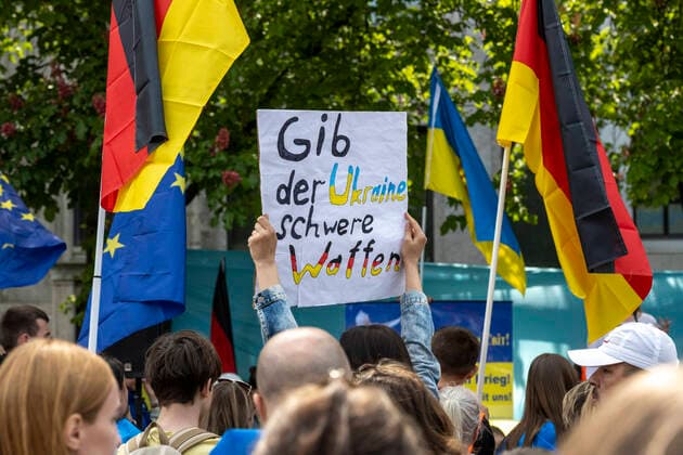 News Themen der Woche KW16 Ukraine-Demonstration in Bonn. Schild Gib der Ukraine schwere Waffen auf einer Demonstration gegen den von Russland begonnenen Angriffskrieg gegen die Ukraine. Bonn Nordrhein-Westfalen Deutschland *** Ukraine demonstration in Bonn sign Give Ukraine heavy weapons at a demonstration against the war of aggression against Ukraine started by Russia Bonn North Rhine Westphalia Germany