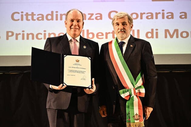 Bilder des Jahres 2022, Entertainment 04 April Entertainment Themen der Woche KW16 Entertainment Bilder des Tages April 23, 2022, GENOA, ITALY: Prince Albert of Monaco is awarded honorary citizenship of Genoa by Genoa Mayor Marco Bucci during a ceremony held at Palazzo Ducale, in Genoa, Italy, 23 April 2022..ANSA LUCA ZENNARO GENOA ITALY - ZUMAa110 20220423_zaf_a110_075 Copyright: xLucaxZennarox