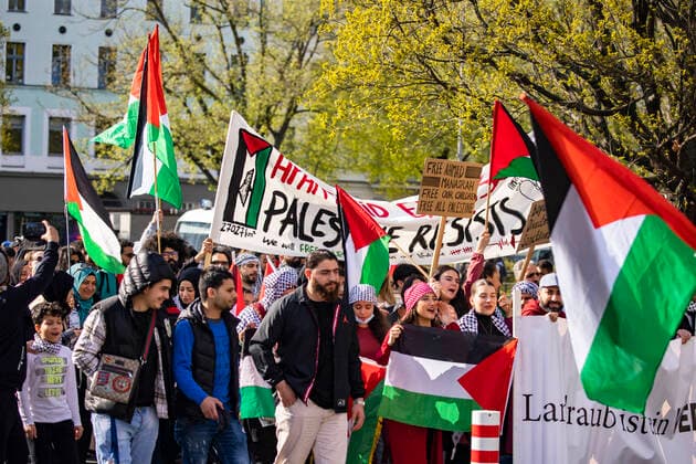 News Themen der Woche KW16 Solidarity Demonstration with Palestine in Berlin People hold a solidarity demonstration for Palestine in Berlin, Germany on April 23, 2022. Berlin Berlin Germany  Copyright: xEmmanuelexContinix originalFilename: contini-solidari220423_npp0P.jpg