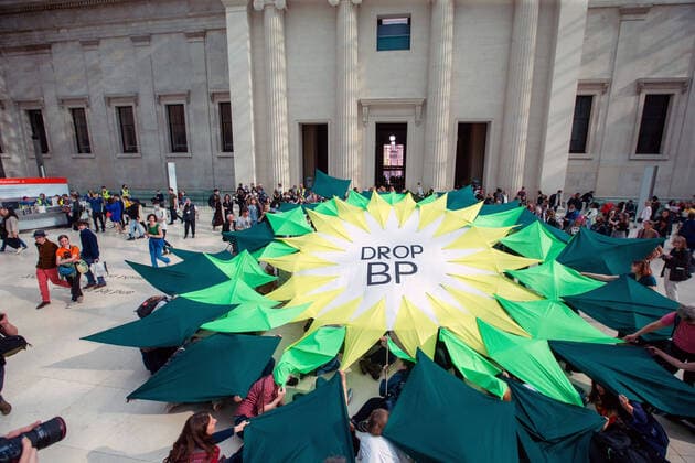 News Themen der Woche KW16 News Bilder des Tages April 23, 2022, London, England, United Kingdom: Extinction Rebellion activists stage a protest against British Petroleum inside British Museum demanding the oil companyÃ¢â‚¬â ¢s sponsorship to the museum to end. London United Kingdom - ZUMAs262 20220423_zip_s262_009 Copyright: xTayfunxSalcix