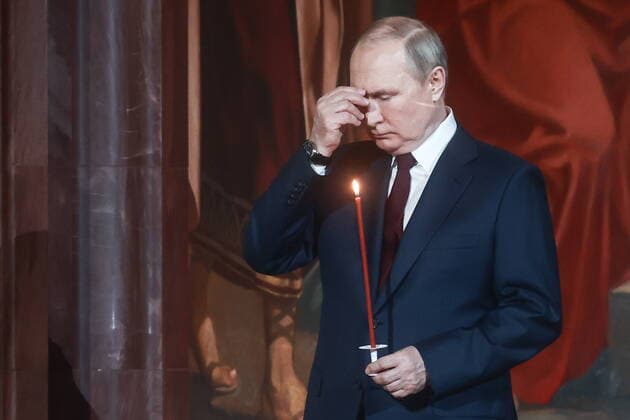 Bilder des Jahres 2022, News 04 April News Themen der Woche KW16 News Bilder des Tages MOSCOW, RUSSIA - APRIL 24, 2022: Russia s President Vladimir Putin makes a sign of the cross during an Easter service at the Cathedral of Christ the Saviour. The Russian Orthodox Church celebrates the holiday according to the Julian calendar. Sergei Fadeichev TASS  TS12E20A