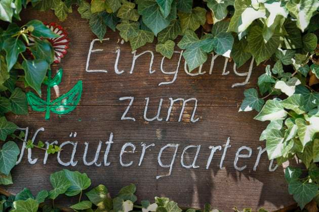  Handgeschriebenes Schild Eingang zum Kräutergarten, Schrift, Holztafel im Kräutergarten des ehemaligen Frauenklosters Inzigkofen, ehemaliges Augustinerchorfrauenstift, Efeu (Hedera helix), Pflanze, Blätter, Inzigkofen, Oberschwaben, Baden-Württemberg, Deutschland, Europa *** Handwritten sign entrance to the herb garden, writing, wooden panel in the herb garden of the former womens convent Inzigkofen, former Augustinian chorus women, ivy Hedera helix , plant, leaves, Inzigkofen, Upper Swabia, Baden Württemberg, Germany, Europe Copyright: imageBROKER/KatharinaxHild iblhil08201811.jpg