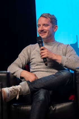 April 23, 2022, Calgary, Alberta, Canada: (L-R) Sean Astin, Elijah Wood, and the cast of the of the Lord of The Ring reunite at The Calgary Comic And Entertainment Expo and are white hatted Calgary Canada - ZUMAr123 20220423_zap_r123_014 Copyright: xBadenxRothx