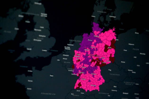 Dashboard des RKI, die 7-Tage-Inzidenz liegt nun bei 807,0 7-Tage-Inzidenz, Dashboard des RKI auf einem Monitor am 24.04.2022 in Siegen Deutschland.