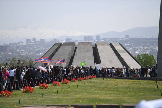 Bilder des Jahres 2022, News 04 April News Themen der Woche KW16 Armenia Mass Killing Anniversary 8174284 24.04.2022 Residents stand in a line to take part in a wreath-laying ceremony at Tsitsernakaberd Armenian Genocide Memorial complex marking the anniversary of the mass killing of Armenians by Ottoman Turks, in Yerevan, Armenia. Asatur Yesayants Sputnik Yerevan Armenia  Copyright: xAsaturxYesayantsx