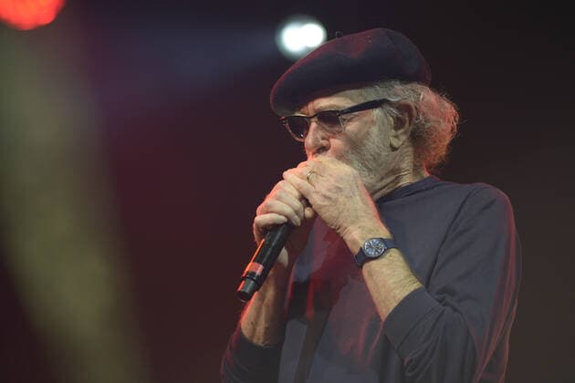 Italy: Francesco De Gregori performs in Naples Francesco De Gregori returns live with his band at the Casa della Musica in Naples for special appointments in Italian clubs with DE GREGORI & BAND LIVE - THE GREATEST HITS . Among the most important Italian songwriters of all time, in his songs musically meet various sounds, from rock to songwriting, with sometimes references also to popular music, while in the lyrics there is a wide use of synaesthesia and metaphor, often not of immediate interpretation, with passages of intimate, literary-poetic and ethical-political inspiration in which references to current events and history find space. The 2022 Tour started on April 20 from the Vox Club in Nonantola (MO). On stage, the Roman singer-so Copyright: MarianoxMontella