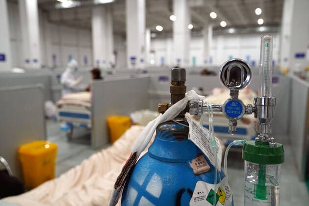 (220424) -- SHANGHAI, April 24, 2022 -- Photo taken on April 23, 2022 shows an oxygen tank in a makeshift hospital in Shanghai, east China. The makeshift hospital in Lingang is converting around 2,000 beds to treat COVID-19 patients with moderate symptoms and senior patients over 80 years old. ) CHINA-SHANGHAI-MAKESHIFT HOSPITAL (CN) YangxYouzong 