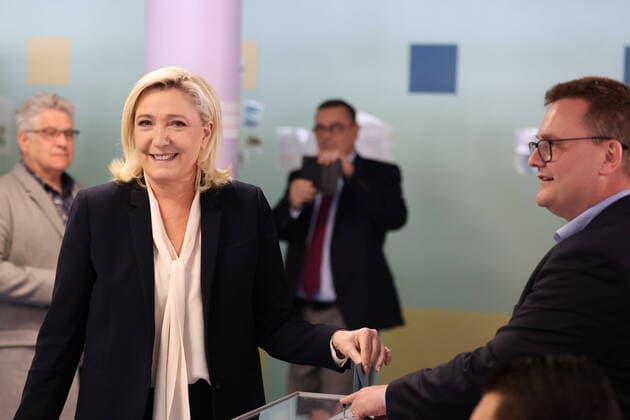 News Themen der Woche KW16 News Bilder des Tages Vote de Marine Le Pen - candidate Rassemblement National - 2eme tour election presidentielle 2022 - Henin-Beaumont NEWS : Vote Marine Le Pen - Election Presidentielle 2eme tour - Henin-Beaumont - 24 04 2022 LaurentSanson Panoramic 