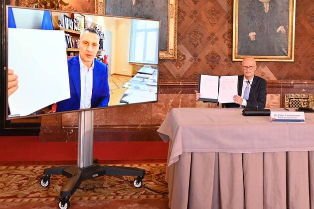 News Themen der Woche KW16 News Bilder des Tages Die Bürgermeister von Kiew Dr. Vitali Klitschko und Hamburgs Erster Bürgermeister Dr. Peter Tschentscher haben eine strategische Partnerschaft ihrer Städte Kyiv und Hamburg gegründet und dazu einen Pakt für Solidarität und Zukunft vereinbart. Hamburg, der 24.04.2022 Hamburg und Kiew vereinbaren Pakt für Solidarität und Zukunft, Hamburg Hamburg Deutschland Hamburger Rathaus *** The mayors of Kyiv Dr Vitali Klitschko and Hamburgs First Mayor Dr Peter Tschentscher established a strategic partnership of their cities Kyiv and Hamburg and agreed on a pact for solidarity and future Hamburg, 24 04 2022 Hamburg and Kyiv agree on pact for solidarity and future, Hamburg Hamburg Germany Hamburg City Hall