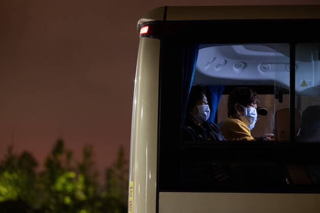 (220424) -- SHANGHAI, April 24, 2022 -- Huang Dongfang (L) takes a bus to return home from a makeshift hospital in Shanghai, east China, April 23, 2022. Huang Dongfang, who lives in a three-and-a-half-story old apartment in Guangfu residential area, recovered from COVID-19 infection and returned her home on Saturday evening. ) CHINA-SHANGHAI-COVID-19-PATIENT-RECOVERY (CN) JinxLiwang 