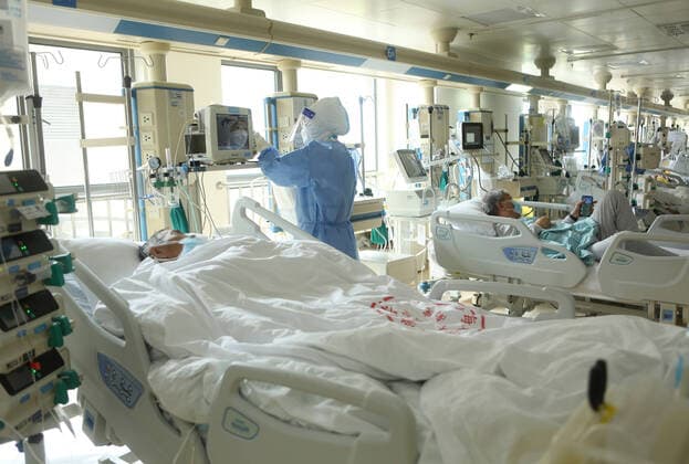 News Themen der Woche KW16 (220424) -- SHANGHAI, April 24, 2022 -- Medical staff work at the intensive care unit (ICU) of the southern branch of Renji Hospital in Shanghai, east China, April 24, 2022. The southern branch of Renji Hospital affiliated to Shanghai Jiao Tong University School of Medicine was notified to be a designated hospital and started to receive and treat patients from April 7, mainly treating children, hemodialysis patients, pregnant women and adult COVID-19 patients with underlying health conditions. (Photo by Xinhua) CHINA-SHANGHAI-DESIGNATED HOSPITAL (CN) HuangxXing 