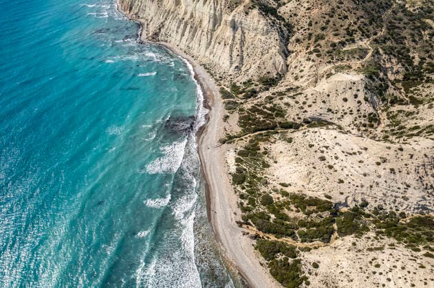 Kap Aspro Strand an der Steilküste vom Kap Aspro bei Pissouri aus der Luft gesehen, Zypern, Europa Aerial view of a beach at the steep coast of Cape Aspro near Pissouri, Cyprus, Europe *** Cape Aspro beach at the steep coast of Cape Aspro near Pissouri seen from the air, Cyprus, Europe Aerial view of a beach at the steep coast of Cape Aspro near Pissouri, Cyprus, Europe