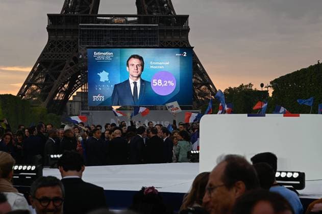 Bilder des Jahres 2022, News 04 April News Themen der Woche KW16 News Bilder des Tages Präsidentschaftswahl in Frankreich, Stichwahl, Emmanuel Macron Wahlparty unter dem Eiffelturm Announcement of the result seen from the stage where Emmanuel Macron will speak following his reelection at the Champs de Mars in Paris. The president of the republic Emmanuel Macron, is reelected in this April 24, 2022 by beating his opponent of the RN Marine Le Pen.  JulienxMattiax xLexPictorium LePictorium_0262537