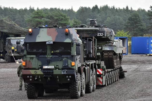 SLT Mammut der Bundeswehr während einer Informationslehrübung Im Laufe der Informationslehrübung Land der Bundeswehr wird das Beladen eines SLT Mammut mit einem Kampfpanzer Leopard gezeigt. Der Schwerlasttransporter Mammut der Bundeswehr besteht aus einer gepanzerten Zugmaschine und einem Auflieger zum Transport von Panzern. Er ist der modernste Panzertransporter der Bundeswehr. Bergen Niedersachsen Deutschland *** SLT Mammut of the German Armed Forces during an information training exercise In the course of the information training exercise Land of the German Armed Forces the loading of a SLT Mammut with a Leopard main battle tank is shown The heavy duty transporter Mammut of the German Armed Forces consists of an armored tractor and a