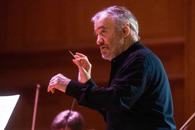 Entertainment Bilder des Tages MOSCOW, RUSSIA - APRIL 24, 2022: Conductor Valery Gergiev performs with the Mariinsky Theatre Orchestra and Chorus during a ceremony held at the Great Hall of the Moscow State Tchaikovsky Conservatory to open the 21st Moscow Easter Festival. Performances mark important events of Russian history as well as renowned composers and artists anniversaries including Alexander Skryabin, Igor Stravinsky, Sergei Dyagilev, in particular Rodion Shchedrin s 90th birthday. Sergei Fadeichev TASS  TS12E419