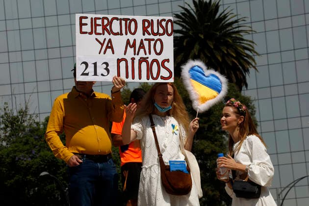 Ukraine-Konflikt, Solidaritätsdemonstration in Mexiko-Stadt Ukrainians Strike To Demand Halt To Russian Invasion MEXICO CITY, MEXICO - APR 24, 2022: Ukrainians citizens, take part during a strike at Independence Angel Monument to demand a halt to the invasion and killings in their country, during attacks by Russian troops, demand condemnation of Russian President Vladimir Putin. On Apr 24, 2022 In Mexico City, Mexico. (Photo by Luis Barron Eyepix Group) Copyright: xLuisxBarronx xEyepixxGroupx EYEPIX_LB_24042022_62767