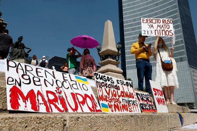 Ukraine-Konflikt, Solidaritätsdemonstration in Mexiko-Stadt Ukrainians Strike To Demand Halt To Russian Invasion MEXICO CITY, MEXICO - APR 24, 2022: Ukrainians citizens, take part during a strike at Independence Angel Monument to demand a halt to the invasion and killings in their country, during attacks by Russian troops, demand condemnation of Russian President Vladimir Putin. On Apr 24, 2022 In Mexico City, Mexico. (Photo by Luis Barron Eyepix Group) Copyright: xLuisxBarronx xEyepixxGroupx EYEPIX_LB_24042022_62768
