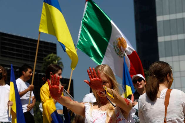 Ukraine-Konflikt, Solidaritätsdemonstration in Mexiko-Stadt Ukrainians Strike To Demand Halt To Russian Invasion MEXICO CITY, MEXICO - APR 24, 2022: Ukrainians citizens, take part during a strike at Independence Angel Monument to demand a halt to the invasion and killings in their country, during attacks by Russian troops, demand condemnation of Russian President Vladimir Putin. On Apr 24, 2022 In Mexico City, Mexico. (Photo by Luis Barron Eyepix Group) Copyright: xLuisxBarronx xEyepixxGroupx EYEPIX_LB_24042022_62765