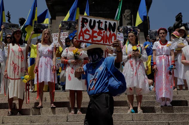 Ukraine-Konflikt, Solidaritätsdemonstration in Mexiko-Stadt Ukrainian Community Demonstrate Against Russian Attacks MEXICO CITY, MEXICO - APR 24, 2022: Members of the Ukrainian community in Mexico City, take part during a performance and demonstrated at the Angel of the Independence column against attacks to Ukrainian by Russian President Vladimir Putin. So far, more than 100,000 people have fled their homes and others have left the country since the Russian invasion began. On April 24, 2022 in Mexico City, Mexico. (Photo by Gerardo Vieyra Eyepix Group) Copyright: xGerardoxVieyrax xEyepixxGroupx EYEPIX_GV_24042022_62824