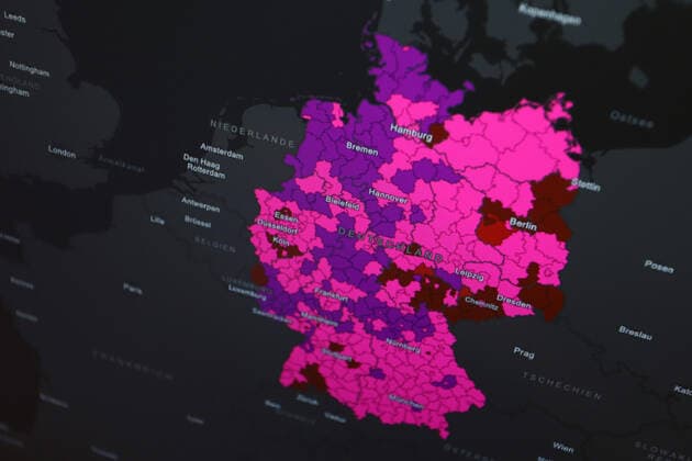 Dashboard des RKI, die 7-Tage-Inzidenz liegt nun bei 790,8 7-Tage-Inzidenz, Dashboard des RKI auf einem Monitor am 25.04.2022 in Siegen Deutschland.