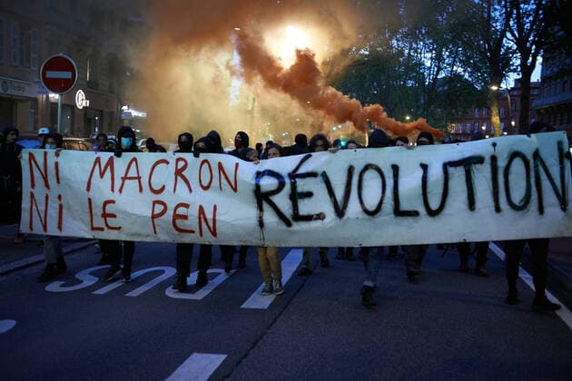 News Bilder des Tages Emmanuel Macon Wins A Second Term The banner reads Nor Macron Nor Le Pen Revolution during the protest following the first estimatin of the election. Counting the ballot papers in a Toulouse s polling station. The 2nd round of the French presidential election pitted Emmanuel Macron (current president - LREM, right) against Marine Le Pen (RN, far-right). As polling stations close, the first estimations go to the wire, Macron will be reelected with 58% of the vote and Marine Le pen has 42%. Afterwards, some people took to the streets as they didn t want nor Macron, nor Le Pen. Toulouse. April 24th 2022. Toulousee France  Copyright: xAlainxPittonx originalFilename: pitton-notitle220424_npLVO.jpg