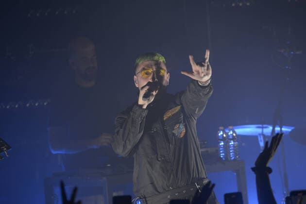 Coez Konzert in Neapel Italy: Coez performs in Naples Silvano Albanese, better known by his many fans as Coez, was born in Nocera Inferiore on 11 July 1983. He performed live this evening at the Duel Club in Pozzuoli (Naples, Italy) He is a rapper and songwriter who has managed to establish himself overwhelmingly in the Italian music scene. With his first album, released in 2013, he placed himself in the top ten of the GFK chart, remaining in this position for a month. Coez s music immediately conquered radio, TV, social media and print media, so much so that it deserved numerous articles in authoritative newspapers such as Corriere della Sera, Vanity Fair, Repubblica and Rolling Stone. He made it to the finals at the 2013 Music Summer Festival and was chosen as Copyright: MarianoxMontella