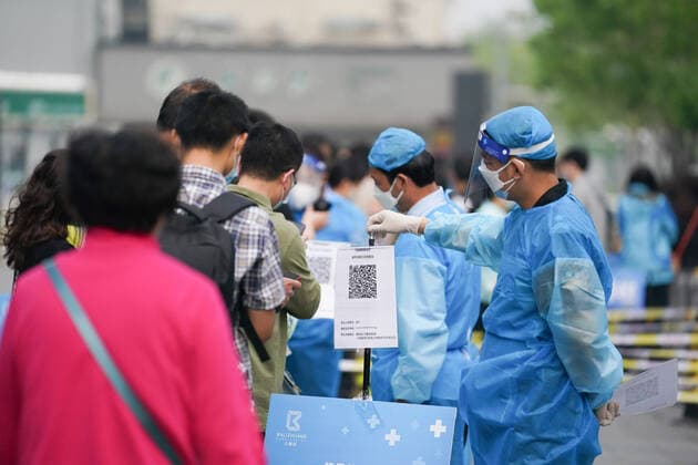 (220425) -- BEIJING, April 25, 2022 -- People queue up to register for nucleic acid test at a testing site in Chaoyang District, Beijing, capital of China, April 25, 2022. Starting from Monday, people who live and work in the Chaoyang District have to take nucleic acid test every two days till April 29 to curb the recent resurgence of COVID-19 here. ) CHINA-BEIJING-COVID-19-NUCLEIC ACID TEST (CN) JuxHuanzong 