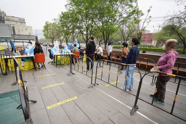 (220425) -- BEIJING, April 25, 2022 -- People queue up to take nucleic acid test at a testing site in Chaoyang District, Beijing, capital of China, April 25, 2022. Starting from Monday, people who live and work in the Chaoyang District have to take nucleic acid test every two days till April 29 to curb the recent resurgence of COVID-19 here. ) CHINA-BEIJING-COVID-19-NUCLEIC ACID TEST (CN) JuxHuanzong 