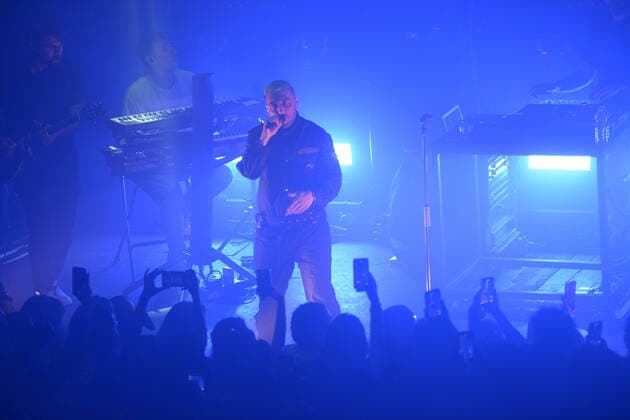 Coez Konzert in Neapel Italy: Coez performs in Naples Silvano Albanese, better known by his many fans as Coez, was born in Nocera Inferiore on 11 July 1983. He performed live this evening at the Duel Club in Pozzuoli (Naples, Italy) He is a rapper and songwriter who has managed to establish himself overwhelmingly in the Italian music scene. With his first album, released in 2013, he placed himself in the top ten of the GFK chart, remaining in this position for a month. Coez s music immediately conquered radio, TV, social media and print media, so much so that it deserved numerous articles in authoritative newspapers such as Corriere della Sera, Vanity Fair, Repubblica and Rolling Stone. He made it to the finals at the 2013 Music Summer Festival and was chosen as Copyright: MarianoxMontella