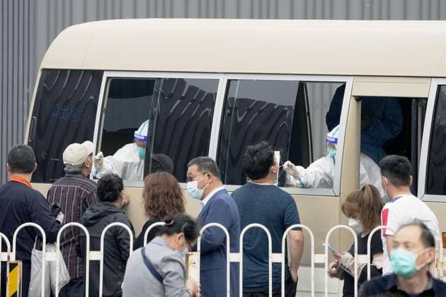 Scene from Beijing People take a PCR test for the coronavirus in Beijing on April 25, 2022.  A14AA0001283763P