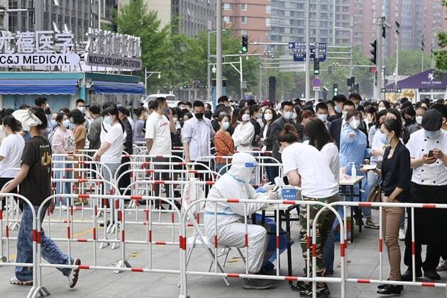 Scene from Beijing People form a line to take a PCR test for the coronavirus in Beijing on April 25, 2022.  A14AA0001283764P