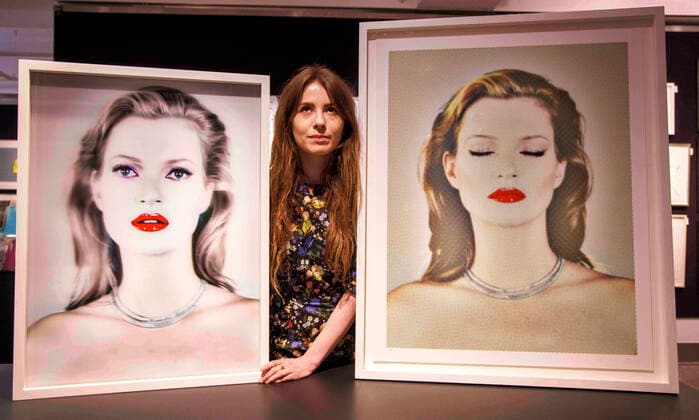 Entertainment Themen der Woche KW17 Entertainment Bilder des Tages . 25 04 2022. London, United Kingdom. KateÕs light(Pure),Left, By Chris Levine £15,000-£20,000 and SheÕs light(Dots), by Chris Levine-estimate £8,000-£12,000 Press preview for the Prints and Multiples sale at Bonhams which will take place on April 27th. Bonhams Prints and Multiples sale. Knightsbridge.  xMarkxThomasx xi-Imagesx IIM-23348-0003